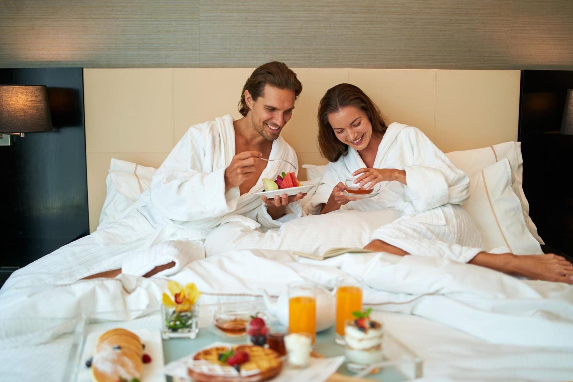 Отель The Westin Куала-Лумпур Экстерьер фото A couple in bathrobes
