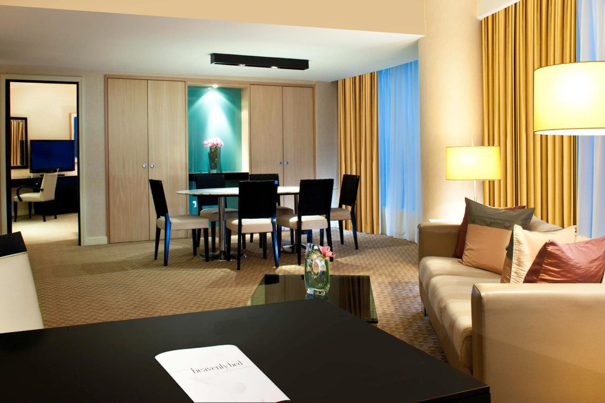 Отель The Westin Куала-Лумпур Экстерьер фото A suite at the hotel